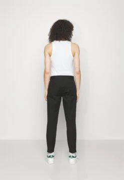 Redefined Rebel Ercan Smart PantsChinoBlack Uomo Pantaloni R0622E04S-Q11 -Anna Field in Italia 0bf7956585e6412b8aee682be507741d