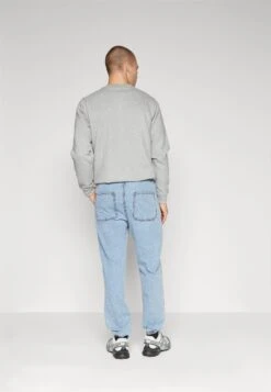 Redefined Rebel Blake UnisexJeans BaggyLight Blue Uomo Jeans R0621006V-K11 10 Redefined Rebel Blake UnisexJeans BaggyLight Blue Uomo Jeans R0621006V-K11 -Anna Field in Italia 217160b37df5468c9475272e599b8dd8