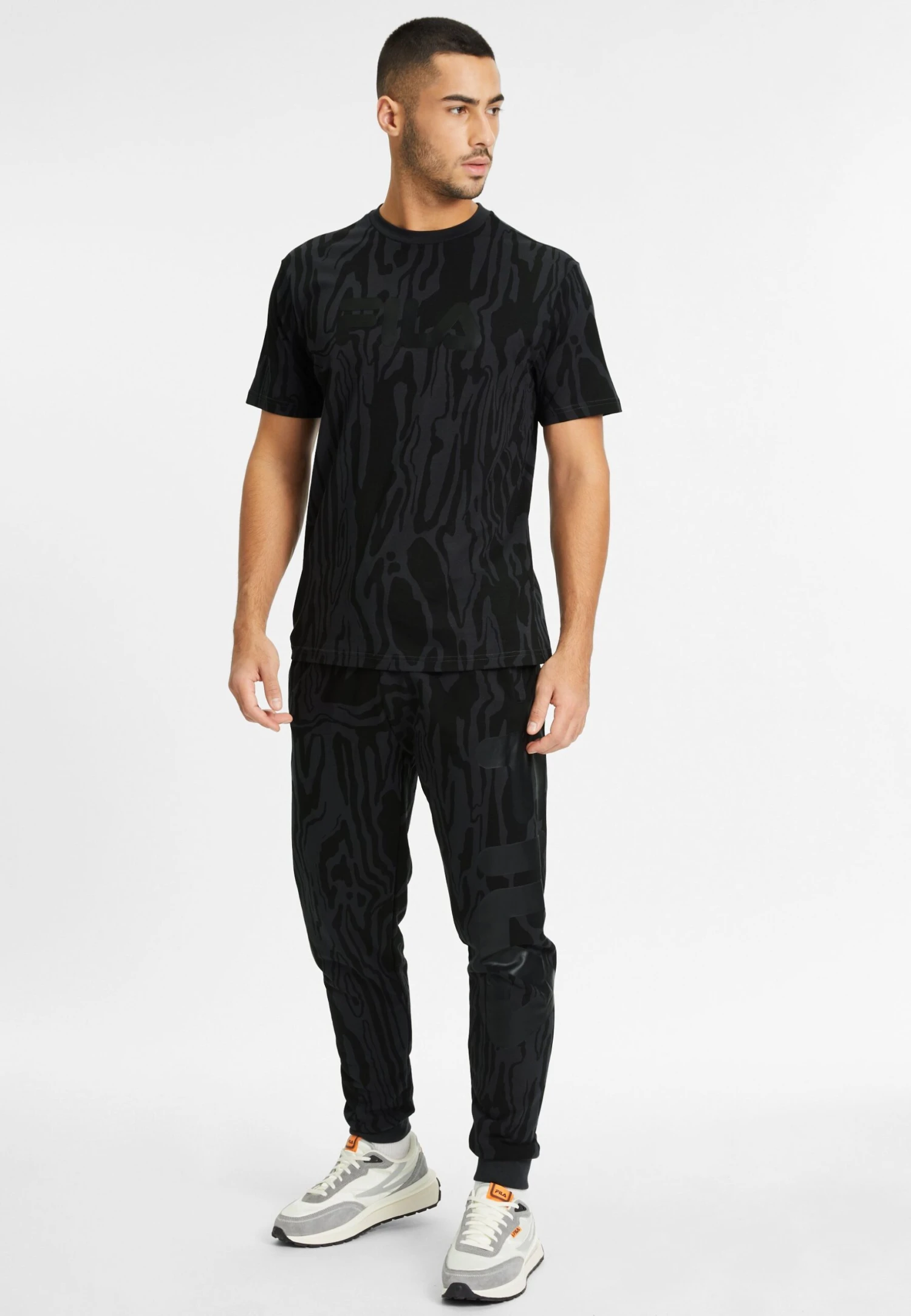 Fila Apparel Biblis AopPantaloni SportiviPhantom Pure Moire Camoflage Aop Uomo Pantaloni 1FI22E04A-Q11 4 Fila Apparel Biblis AopPantaloni SportiviPhantom Pure Moire Camoflage Aop Uomo Pantaloni 1FI22E04A-Q11 - immagine 2