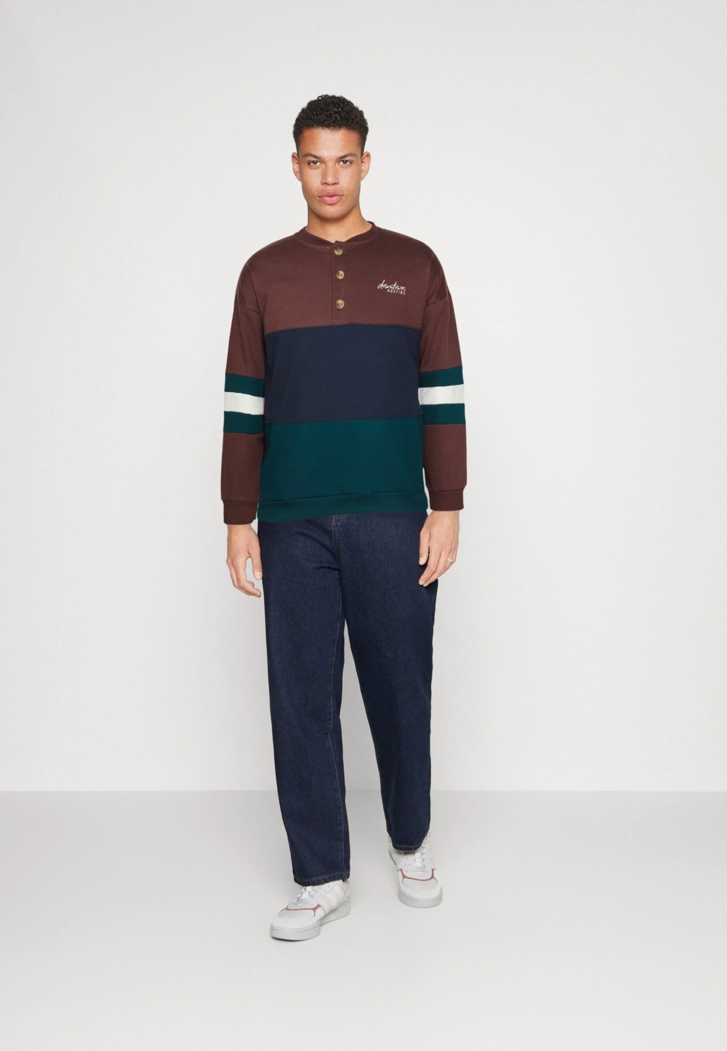 Kaotiko Crew Buttons Willow UnisexFelpaBrown/Navy Uomo Maglieria E Felpe KAI2100HW-O11 4 Kaotiko Crew Buttons Willow UnisexFelpaBrown/Navy Uomo Maglieria E Felpe KAI2100HW-O11 - immagine 2