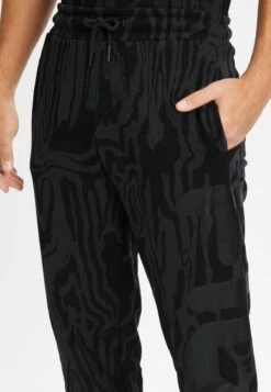 Fila Apparel Biblis AopPantaloni SportiviPhantom Pure Moire Camoflage Aop Uomo Pantaloni 1FI22E04A-Q11 12 Fila Apparel Biblis AopPantaloni SportiviPhantom Pure Moire Camoflage Aop Uomo Pantaloni 1FI22E04A-Q11 -Anna Field in Italia bc12b98f96914918827e41f79eff9d31