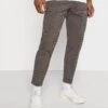 Redefined Rebel RrercanChinoBrown Uomo Pantaloni R0622E00Y-O11 2 Redefined Rebel RrercanChinoBrown Uomo Pantaloni R0622E00Y-O11 -Anna Field in Italia d9096d68d19243e786134c993b4cbc43