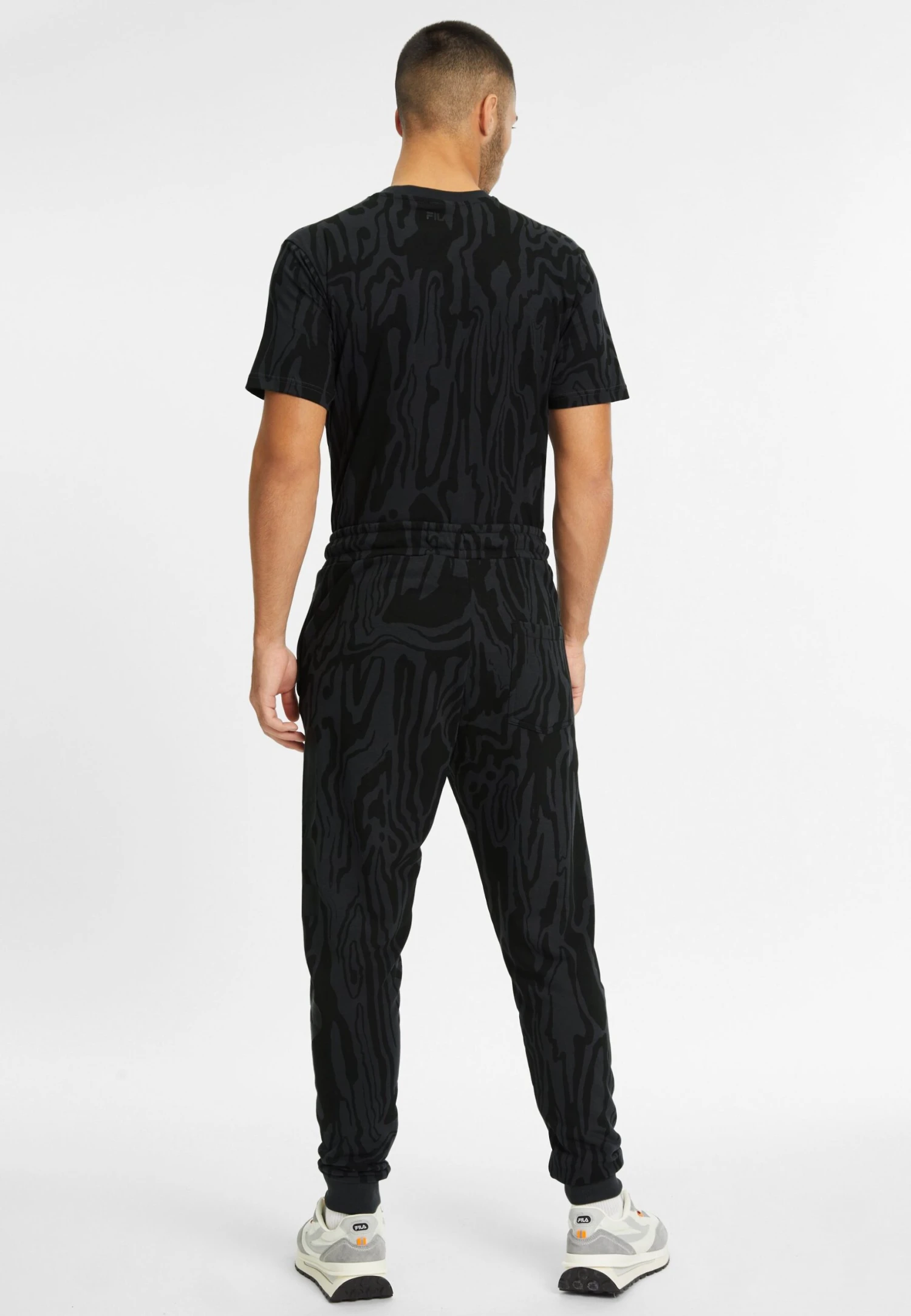 Fila Apparel Biblis AopPantaloni SportiviPhantom Pure Moire Camoflage Aop Uomo Pantaloni 1FI22E04A-Q11 5 Fila Apparel Biblis AopPantaloni SportiviPhantom Pure Moire Camoflage Aop Uomo Pantaloni 1FI22E04A-Q11 - immagine 3